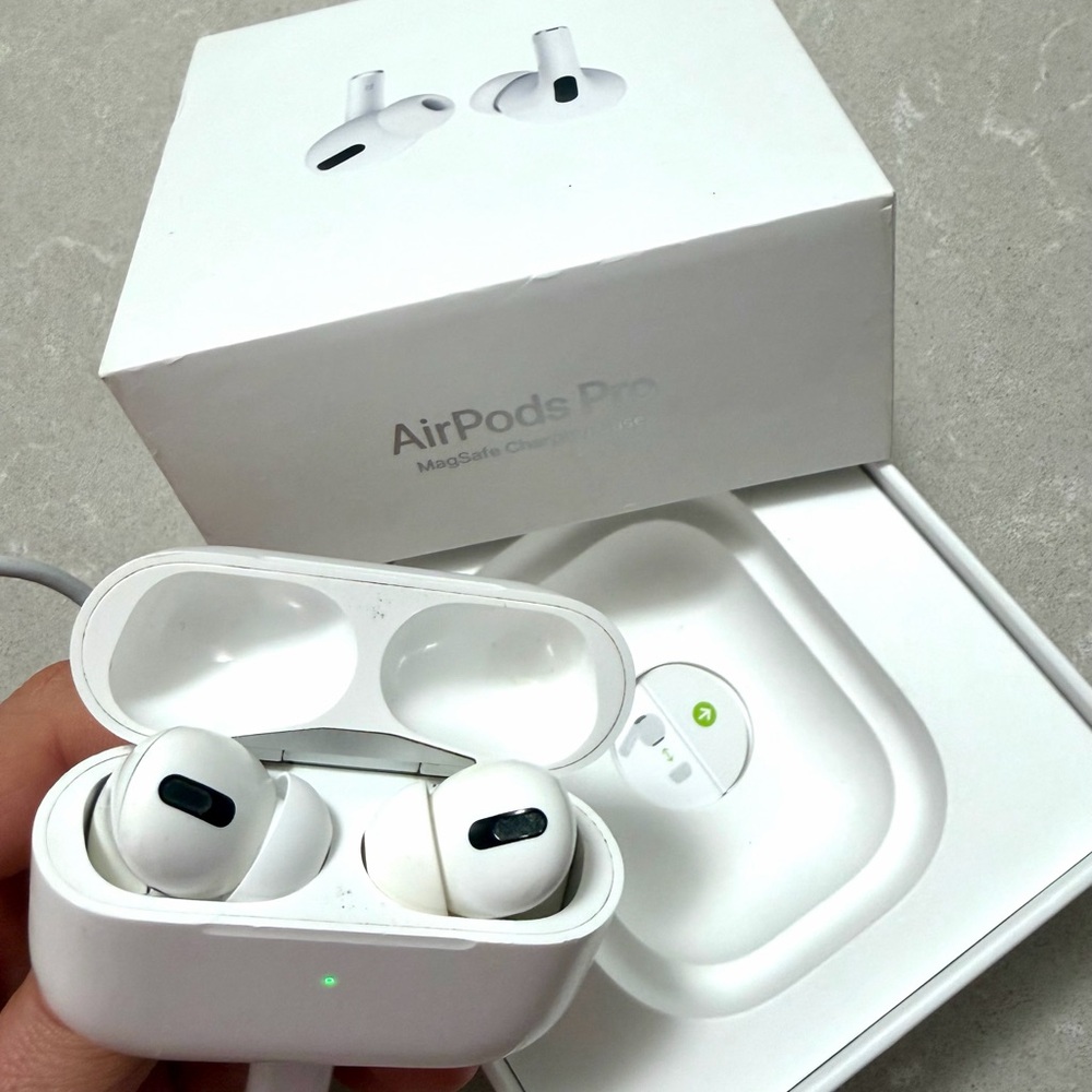 Authentic Apple AirPods Pro 2 with Charging Case Free Shipping